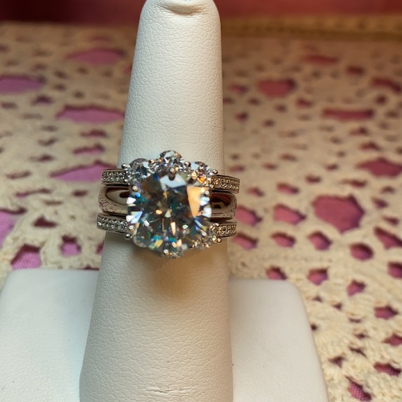 Bella Luce White Diamond Simulant Ring - Picture 10 of 15